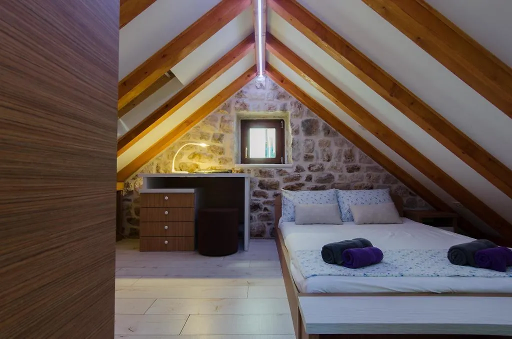 Apartment Capo Family & Capo Studio -Old Town-Parking Trogir